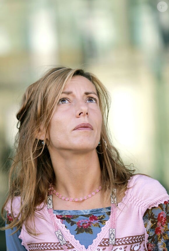 Kristina Rady devant le centre de détention de Muret pour aller rendre visite à Bertrand Cantat, le 2 octobre 2004.