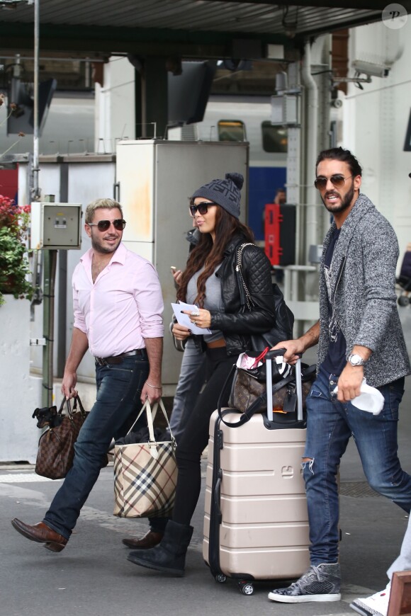 Exclusif - Nabilla Benattia quitte Paris et prend le train à la gare de Lyon le 4 octobre 2013.