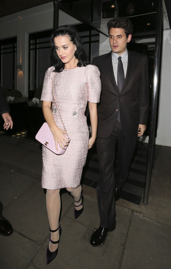 Katy Perry et John Mayer sortant d'un restaurant du chef Gordon Ramsay à Londres le 18 octobre 2013.