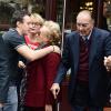 Martin embrasse sa grand-mère Bernadette après un déjeuner en famille avec Claude, sa maman, et Jacques, son grand-père, chez Lipp à Paris le 19 octobre 2013.