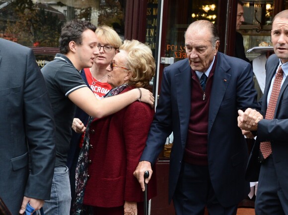 Martin embrasse sa grand-mère Bernadette après un déjeuner en famille avec Claude, sa maman, et Jacques, son grand-père, chez Lipp à Paris le 19 octobre 2013. 