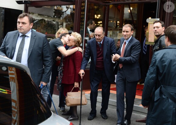 Jacques Chirac sortant de la brasserie Lipp en famille à Paris, le 19 octobre 2013. 
