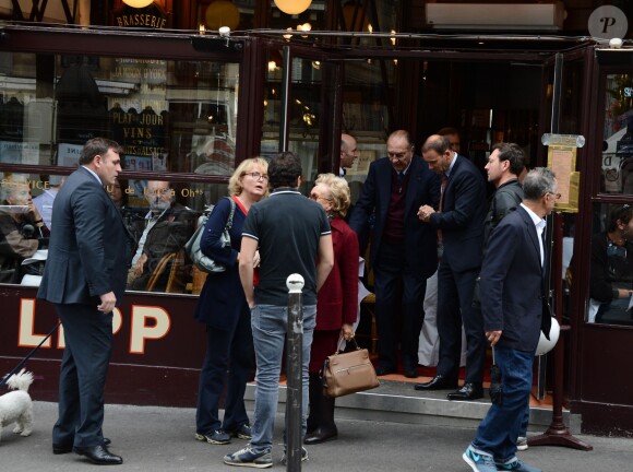 Jacques Chirac et les siens sortant de la brasserie Lipp à Paris, le 19 octobre 2013. 