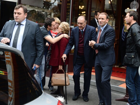 Jacques Chirac sortant de la brasserie Lipp en famille, à Paris le 19 octobre 2013.
