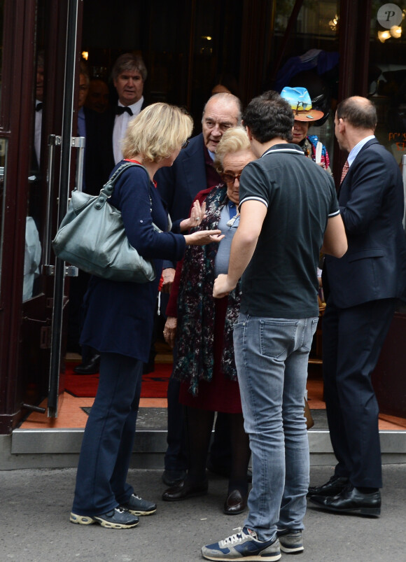 Jacques Chirac sortant de la brasserie Lipp en famille, à Paris le 19 octobre 2013.