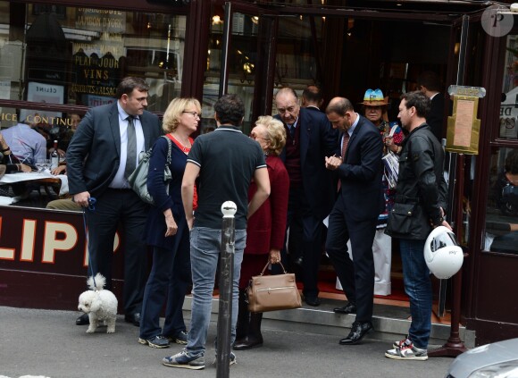 Jacques Chirac sortant de la brasserie Lipp en famille, à Paris le 19 octobre 2013.