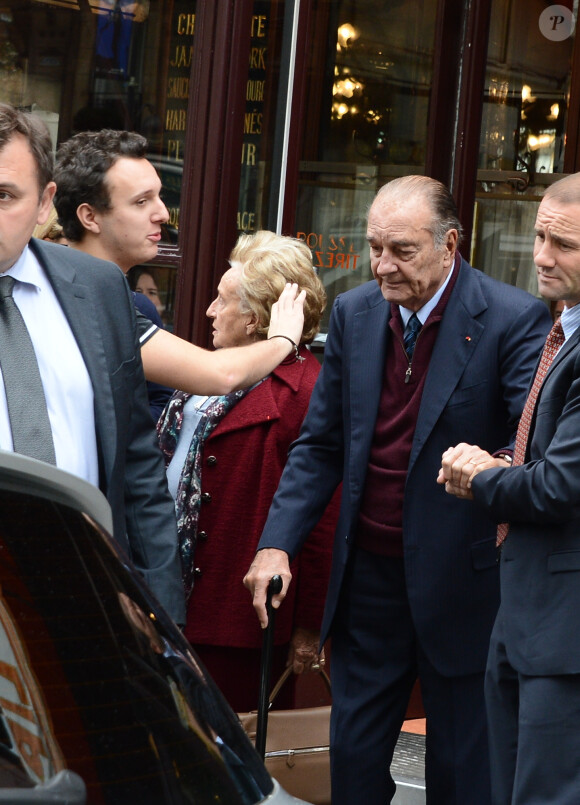 Jacques Chirac sortant de la brasserie Lipp en famille, à Paris le 19 octobre 2013.