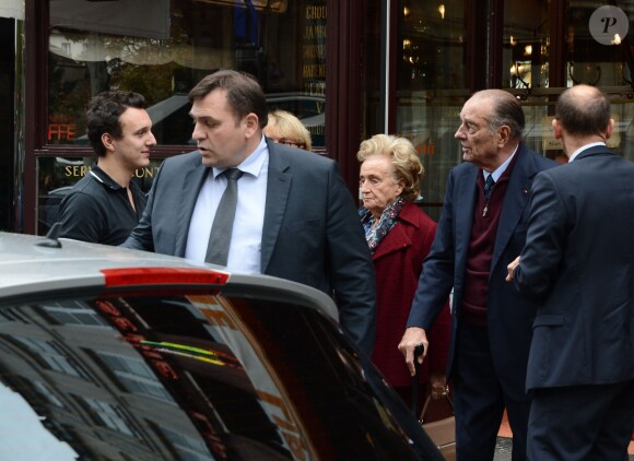 Jacques Chirac sortant de la brasserie Lipp en famille, à Paris le 19 octobre 2013.
