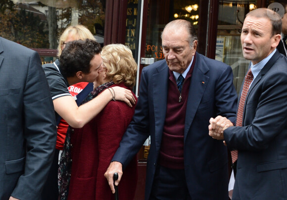 Jacques Chirac sortant de la brasserie Lipp en famille, à Paris le 19 octobre 2013.