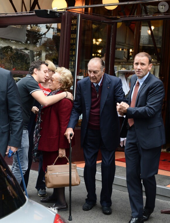 Jacques Chirac sortant de la brasserie Lipp en famille, à Paris le 19 octobre 2013.
