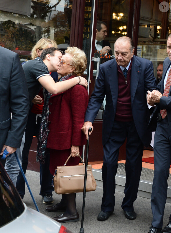 Jacques Chirac sortant de la brasserie Lipp en famille, à Paris le 19 octobre 2013.