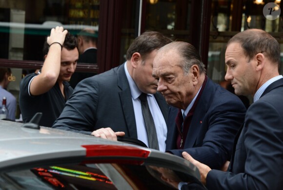 Jacques Chirac sortant de la brasserie Lipp en famille, à Paris le 19 octobre 2013.