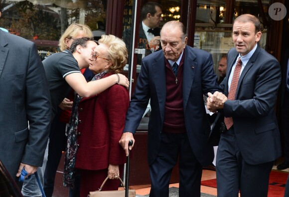 Jacques Chirac sortant de la brasserie Lipp en famille, à Paris le 19 octobre 2013.