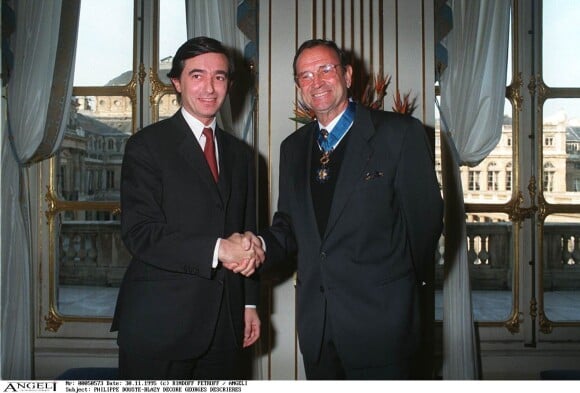 Philippe Douste-Blazy décore Georges Descrières de l'Ordre national du mérite le 30 novembre 1995 à Paris.