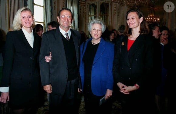 Georges Descrières avec sa femme et ses deux filles à Paris le 30 novembre 1995.