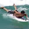 Le jeune Liam Payne (du groupe One Direction) fait du surf sur la Gold Coast en Australie, le 21 octobre 2013.