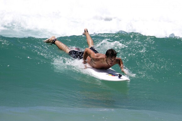 Le jeune Liam Payne (du groupe One Direction) fait du surf sur la Gold Coast en Australie, le 21 octobre 2013.
