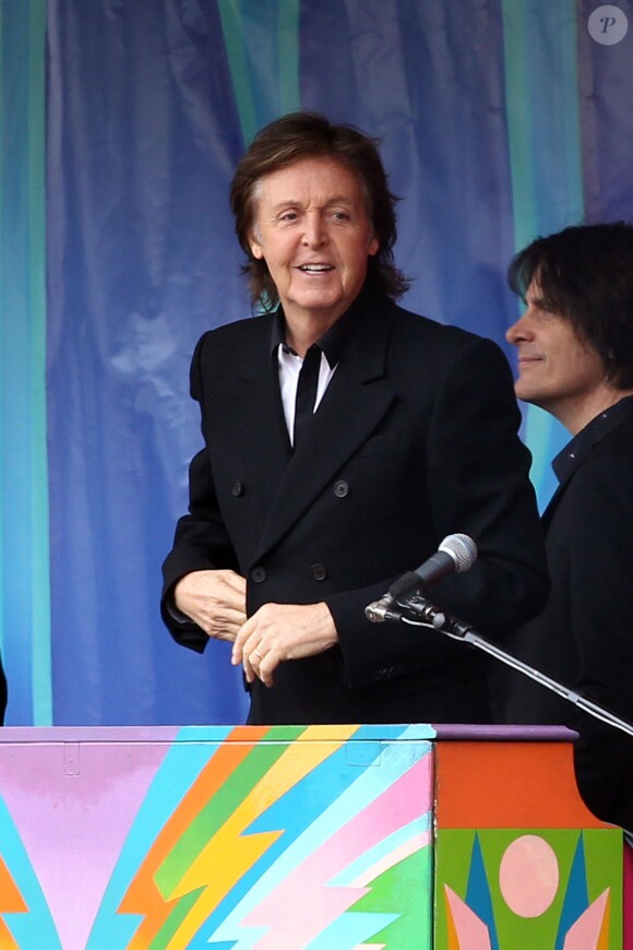 Paul McCartney a donné un mini concert gratuit à Covent Garden, à l'occasion de la sortie de son nouvel album. Londres, le 18 octobre 2013.