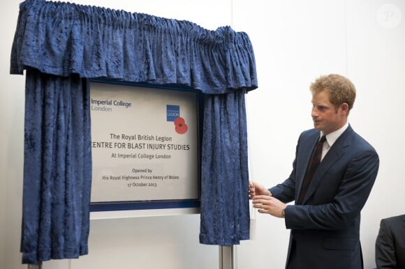 Le prince Harry inaugurant le 17 octobre 2013 un centre d'études sur les blessures par explosion de la légion britannique à l'Imperial College de Londres.