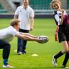 Le prince Harry prenait part le 17 octobre 2013 à Twickenham à un entraînement de rugby dirigé par l'ancien international champion du monde Jason Robinson, pour la promotion du programme All Schools de la RFU (Fédération anglaise de rugby).