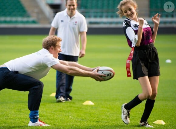 Le prince Harry prenait part le 17 octobre 2013 à Twickenham à un entraînement de rugby dirigé par l'ancien international champion du monde Jason Robinson, pour la promotion du programme All Schools de la RFU (Fédération anglaise de rugby).