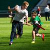 Attrape-moi si tu peux ! Le prince Harry a pris part le 17 octobre 2013 à Twickenham à un entraînement de rugby dirigé par l'ancien international champion du monde Jason Robinson, pour la promotion du programme All Schools de la RFU (Fédération anglaise de rugby).