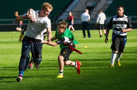 Attrape-moi si tu peux ! Le prince Harry a pris part le 17 octobre 2013 à Twickenham à un entraînement de rugby dirigé par l'ancien international champion du monde Jason Robinson, pour la promotion du programme All Schools de la RFU (Fédération anglaise de rugby).
