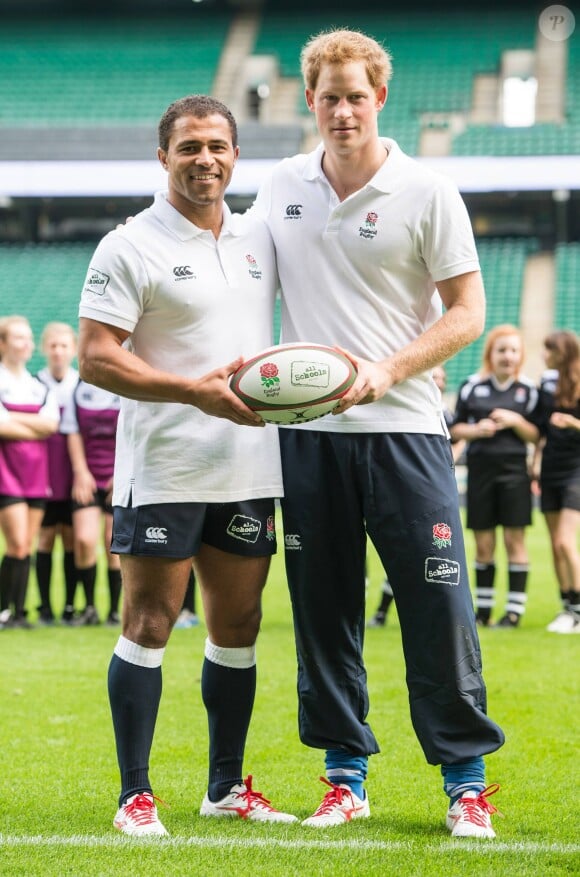 Le prince Harry a participé le 17 octobre 2013 à Twickenham à un entraînement de rugby dirigé par l'ancien international champion du monde Jason Robinson, pour la promotion du programme All Schools de la RFU (Fédération anglaise de rugby).