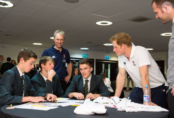 Le prince Harry a pris part le 17 octobre 2013 à Twickenham à un entraînement de rugby dirigé par l'ancien international champion du monde Jason Robinson, pour la promotion du programme All Schools de la RFU (Fédération anglaise de rugby).