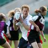 Le prince Harry le 17 octobre 2013 à Twickenham lors d'un entraînement de rugby dirigé par l'ancien international champion du monde Jason Robinson, pour la promotion du programme All Schools de la RFU (Fédération anglaise de rugby).