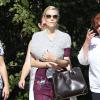 Jaime King porte son nouveau-né James Knight en écharpe alors qu'elle va faire du shopping pour Halloween avec des amis et de la famille à Beverly Hills, le 20 octobre 2013.