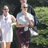Jaime King porte son nouveau-né James Knight en écharpe alors qu'elle va faire du shopping pour Halloween avec des amis et de la famille à Beverly Hills, le 20 octobre 2013.