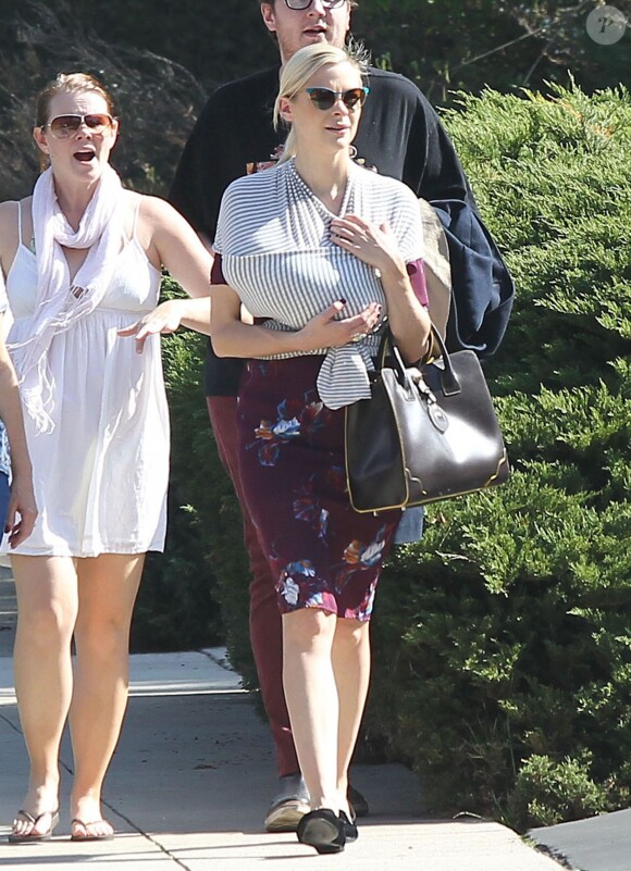 Jaime King porte son nouveau-né James Knight en écharpe alors qu'elle va faire du shopping pour Halloween avec des amis et de la famille à Beverly Hills, le 20 octobre 2013.