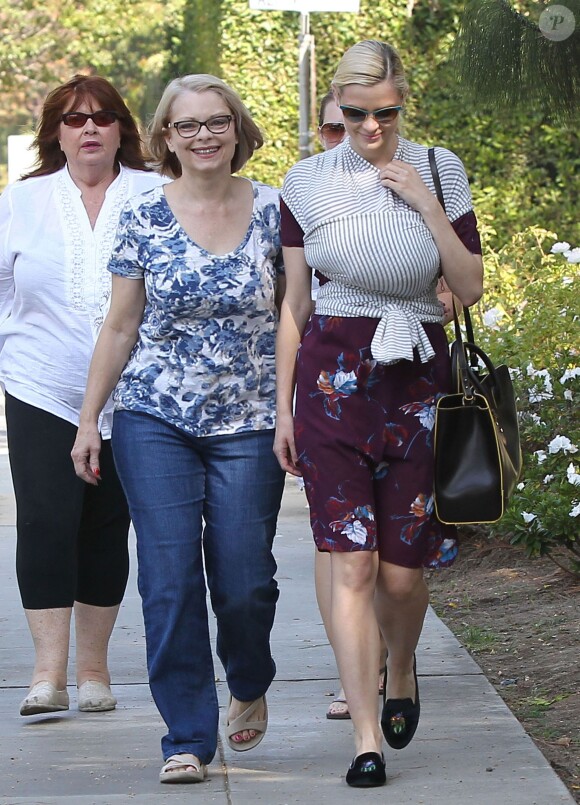 Jaime King porte son nouveau-né James Knight en écharpe alors qu'elle va faire du shopping pour Halloween avec des amis et de la famille à Beverly Hills, le 20 octobre 2013.