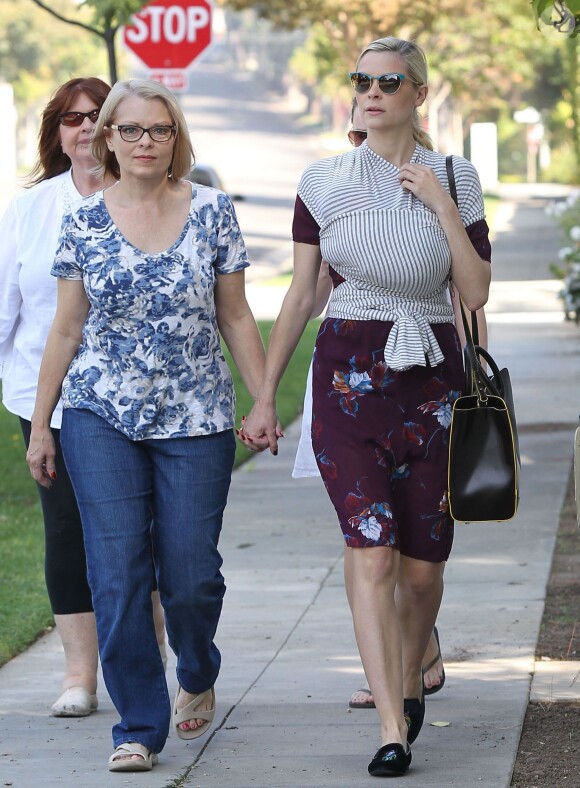 Jaime King porte son nouveau-né James Knight en écharpe alors qu'elle va faire du shopping pour Halloween avec des amis et de la famille à Beverly Hills, le 20 octobre 2013.