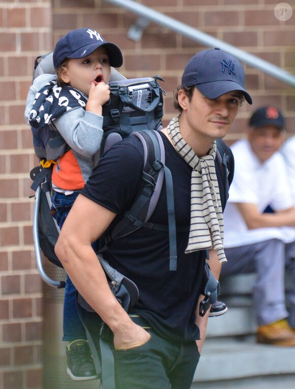 Orlando Bloom et son fils Flynn se promènent dans les rues de Tribeca à New York. Le 16 septembre 2013.