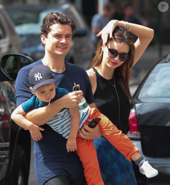 Orlando Bloom, Miranda Kerr  et leur fils Flynn dans les rues de New York, le 13 juillet 2013.