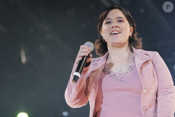 Magalie Vaé chante sur la Promenade des Anglais, à Nice, pour les 'Pièces Jaunes' , le 29 janvier 2006.
