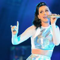 Katy Perry : Poupée futuriste, elle fait le show face à Jessica Alba !