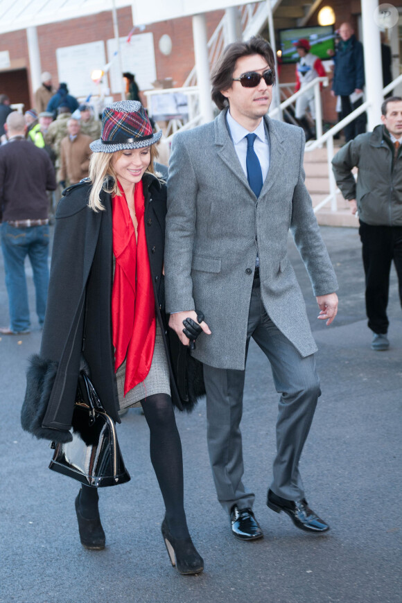 Amanda Holden et son mari Chris Hughes à Newbury, décembre 2012. Le couple a deux enfants : Lexi (née en janiver2006) et Hollie Rose (née en janiver 2012).