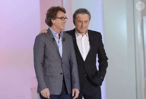 François Cluzet et Michel Drucker lors de l'enregistrement de l'émission "Vivement Dimanche" à Paris le 23 octobre 2013 (Diffusion sur France 2 le 27 octobre 2013)