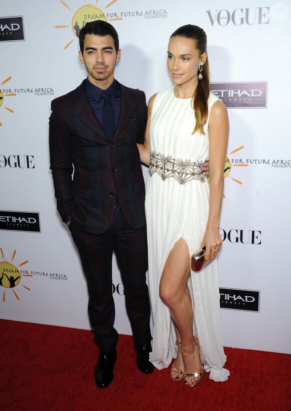 Joe Jonas et Blanda Eggenschwiler assistent au gala de la fondation Dream for Future Africa au restaurant Spago à Beverly Hills. Le 24 octobre 2013.