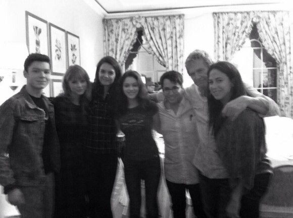 Katie Holmes prend la pose avec Taylor Swift et Jeff Bridges en Afrique du Sud, le 25 octobre 2013.