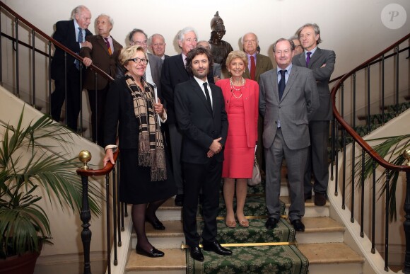 Christophe Ono-dit-Biot pose au milieu des académiciens Danielle Sallenave, Hélène Carrère d'Encausse, Jean-Marie Rouart, René Obaldia, Marc Fumaroli, Philippe Beaussant, Jean-Loup Dabadie, Fredreic Vitoux et Jean-Christophe Rufin à Paris, le 24 Octobre 2013