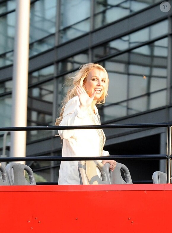 Britney Spears fait le tour de Londres dans un bus touristique, le 15 octobre 2013.