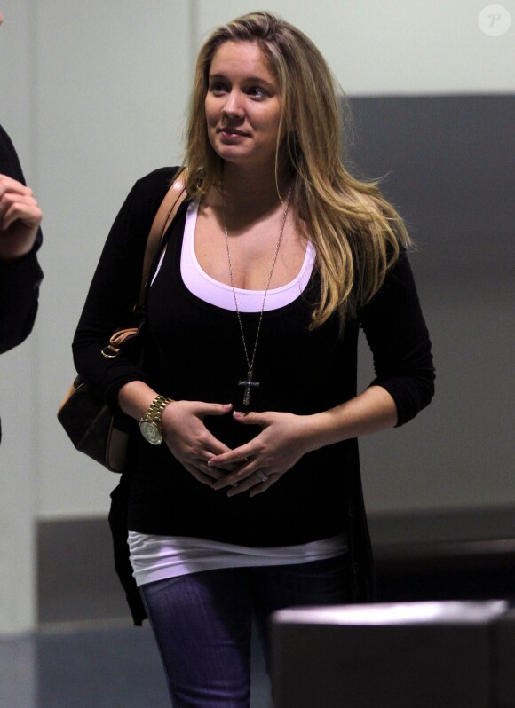Tiffany Thornton, enceinte en mars 2012 à l'aéroport de Los Angeles.