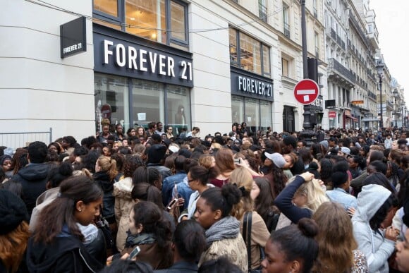 La police a été dépassée par les événements lors de l'ouverture du magasin Forever 21, à Paris, le samedi 26 octobre 2013.