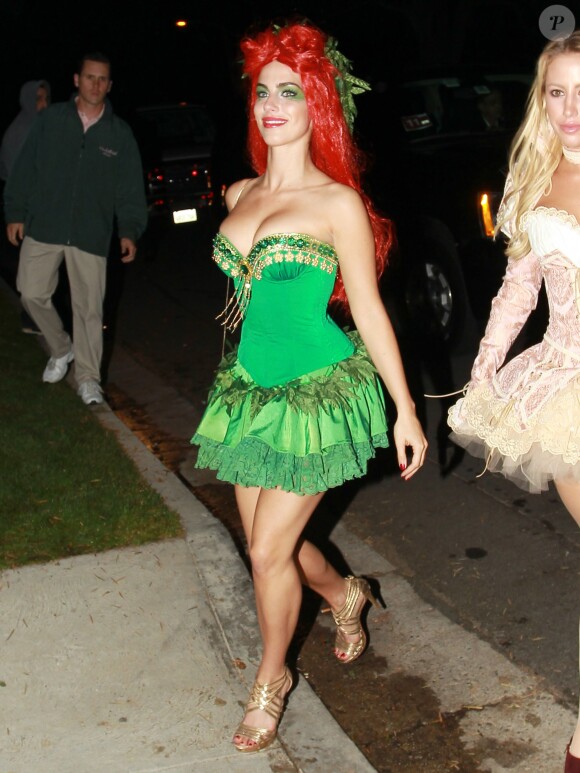 Jessica Lowndes participe à une soirée spéciale Halloween, dans le quartier de Brentwood, à Los Angeles, le vendredi 25 octobre 2013.
