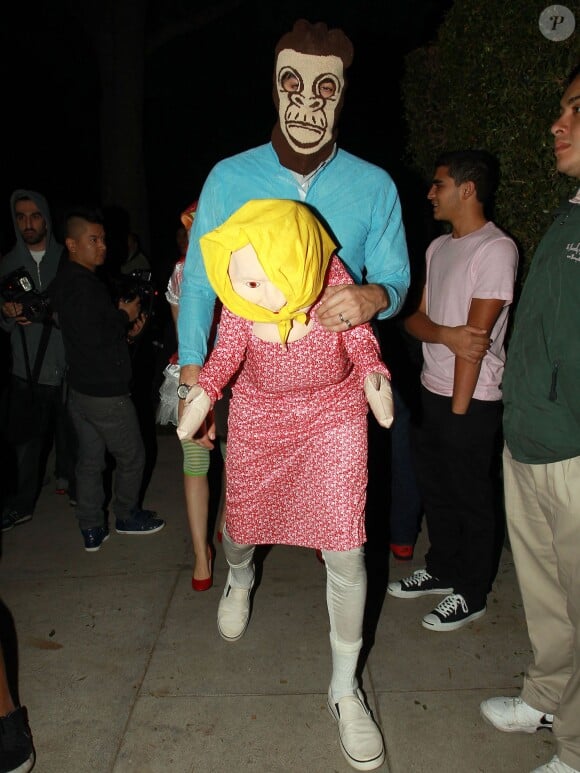 Sacha Baron Cohen et Isla Fisher participent à une soirée spéciale Halloween, dans le quartier de Brentwood, à Los Angeles, le vendredi 25 octobre 2013.