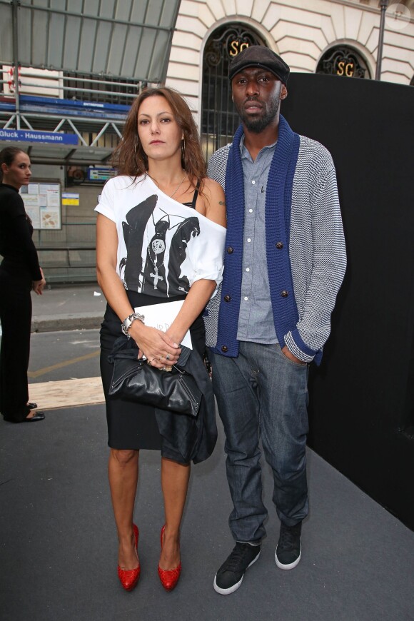 Thomas Ngijol et Karole Rocher lors du plus grand défilé du monde organisé aux Galeries Lafayette le 18 septembre 2012
